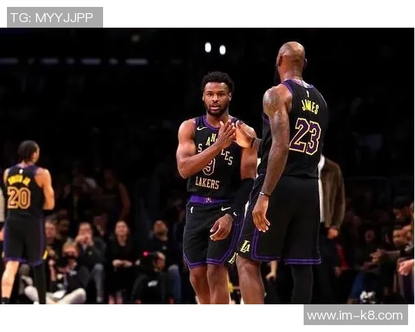 夸梅：布朗尼在主场比赛中表现得如同被车灯照射的迷茫鹿